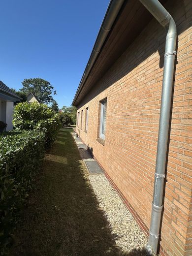 Provisionsfrei: Freistehendes Einfamilienhaus mit 154 m² Wohnfläche und Wintergarten in Reinbek – Seitenansicht 2