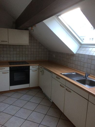 Schöne helle Dachgeschosswhg im Einfamilienhaus in Ehrang 3 ZK, großes Bad, großer Balkon – Küche