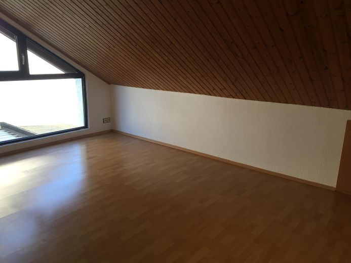 Großzügiges Zweifamilienhaus zur Eigennutzung und Kapitalanlage mit hoher Rendite – OG Zimmer 3