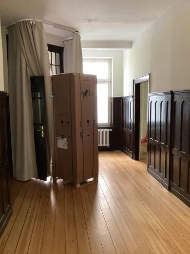 Wunderschöne großräumige 4 Raum Wohnung + Kamin & direkter Zugang zum Garten direkt am Schloßpark – Großzügiger Flur