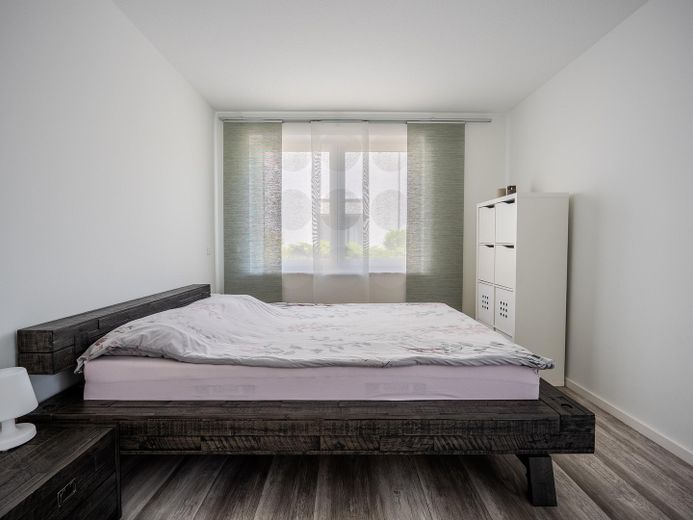 Mieszkanie na parterze z dużym ogrodem, słonecznym tarasem i dwoma miejscami parkingowymi w garażu podziemnym – Schlafzimmer