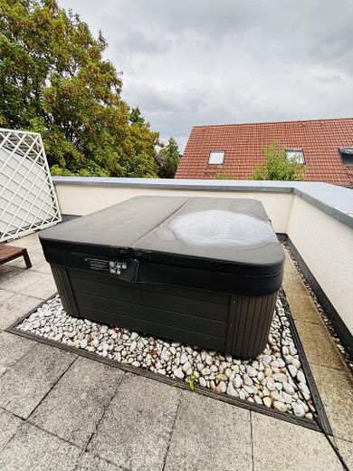 Doppelhaushälfte mit Dachterrasse, Keller, Sauna und Whirlpool, EBK, Photovoltaik, grüner Garten – Whirlpool auf Dachterrasse