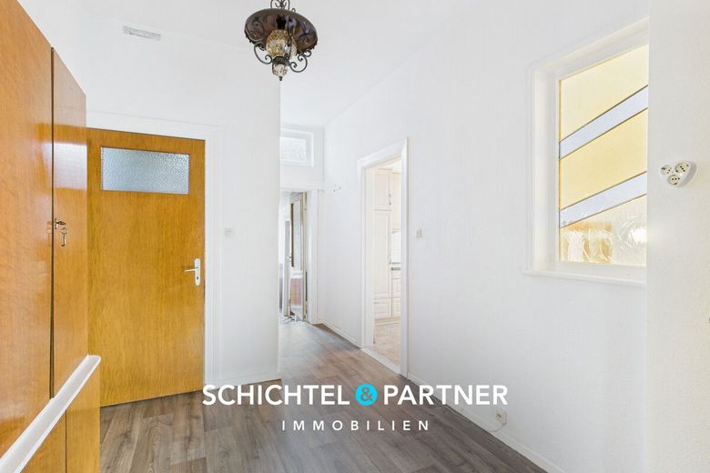 Ohlenhof | Geräumiges Dreiparteienhaus mit großem Grundstück und Gewerbe – S&amp;P | Flur