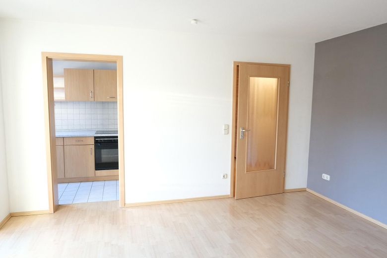 Helle Dachgeschosswohnung mit Loggia, Stellplatz und Wohlfühlfaktor in Langenzenn (VB) – Wohnzimmer
