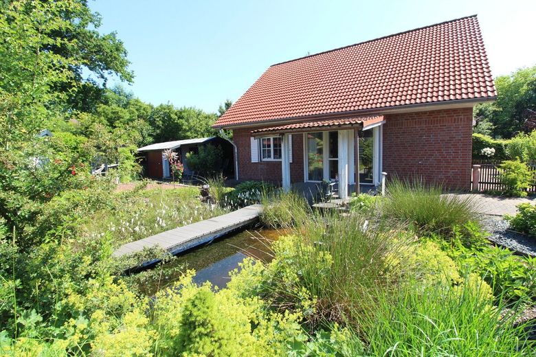 Exquisites Einfamilienhaus mit idyllischer  Gartenanlage + Teich, Saunahaus, Carport &amp; neue Heizung – Gartenansicht