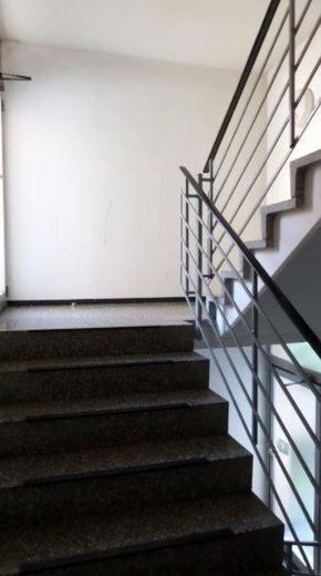 Vermietete 2-Zimmer-Wohnung mit Balkon und Fernblick – attraktive Kapitalanlage in Delmenhorst – Treppenhaus