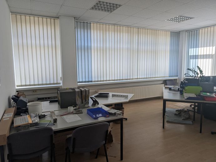 Afzonderlijk of gecombineerd: kantoor-, opslag- en productieruimten (550/440/105 qm)! – Büro 3v3 im EG