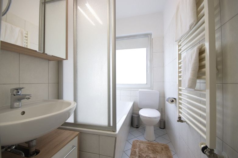 Wohnung in einem gepflegten Mehrfamilienhaus mit Internet und Waschmaschine nahe Bahnhof West für den Langzeitaufenthalt ab 6 Monaten – a963d6e8156580cb5bc9707c4cf9ee462a1c4eb6.jpg