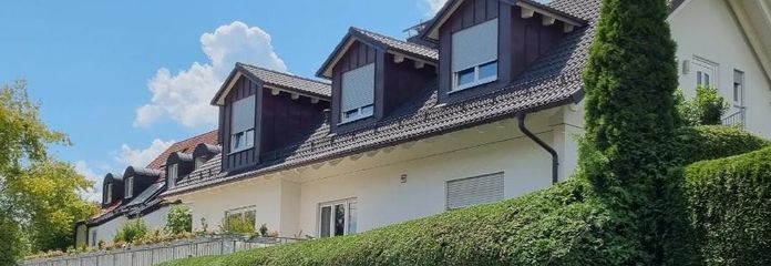 STA - Top san.  ZFH (EFH + autarker 106 m²- DG-Whg.) + sep. Gebäude in 1A-Lage, Weitbl., 3er Gge. – N-O-Straßenansicht 