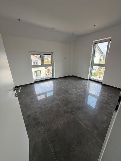 Moderne 4-Zimmer-Neubauwohnung mit Einbauküche, Balkon und Stellplatz in Rodenbach – Foto 7