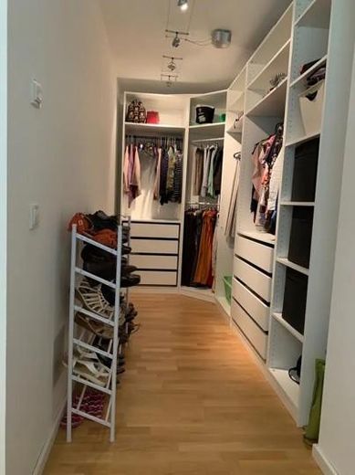 Lujo junto al lago Probstsee: 3,5 hab., cocina equipada, vestidor, garaje subterráneo | 7 min de Patch Barracks – Walk in closet included