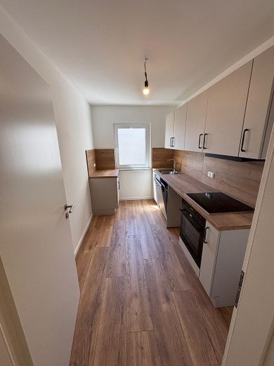 Erstbezug nach Kernsanierung: Helle 4-Zimmer-Wohnung mit 2 Balkonen & Aufzug in Dietzenbach – Küche 
