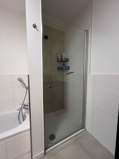 Moderne 3-Zimmer-Wohnung mit Einbauküche in zentraler Stadtlage – Badezimmer