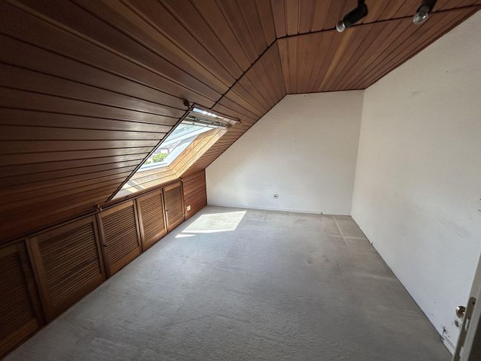 Commission-free terraced house living area 150sqm plot 230sqm Kattenesch – Dachboden Wohnraum
