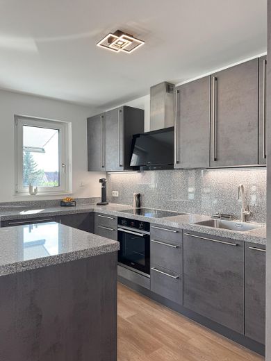 Exklusive 3-Zimmer-Wohnung in Fürth-Burgfarrnbach – hochwertige Küche, Balkon, Aufzug & TG – Küche 3