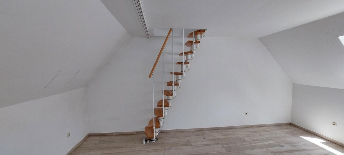 Bellissimo appartamento luminoso mansardato con finiture di pregio – Trerppe zum Dachboden