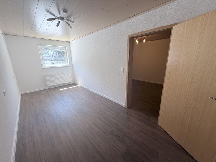 zentral gelegene, frisch renovierte 2-Zi. Wohnung – Schlafzimmer