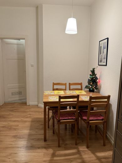 Möblierte 2 Zimmer-Wohnung in zentraler Lage in Frankfurt sachsenhausen – Wohnzimmer