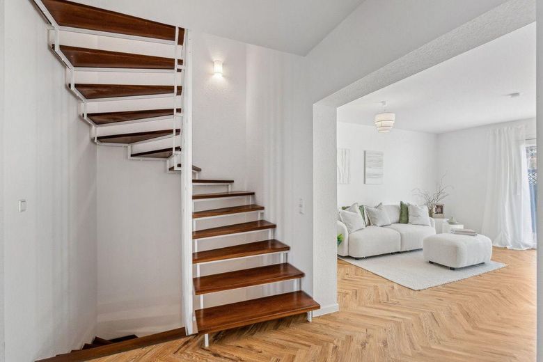 AKTUELL RESERVIERT!    Ein Zuhause zum Wohlfühlen –  5 Zimmer-Reihnmittelhaus in Oyten – Treppenaufgang