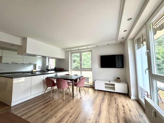 Wohnen am Stadtpark: Moderne 3-Zimmer-Wohnung mit Balkon – Wohnzimmer