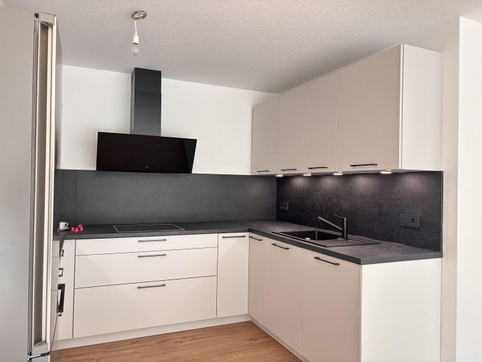 Appartement neuf moderne de 2 pièces avec cuisine, balcon et 2 places de stationnement à Nürtingen-Oberensingen – Küche