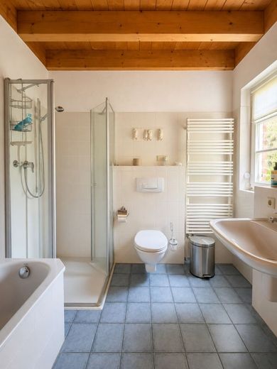 Ökologisches Architektenhaus mit Charakter - Wohnen im Einklang mit der Natur – Badezimmer EG