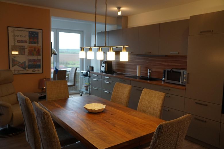 3-Zimmer Penthouse-Wohnung barrierefrei mit  Balkon, Terrasse und Loggia in Bad Camberg – Wohn-Esszimmer mit Einbauküche