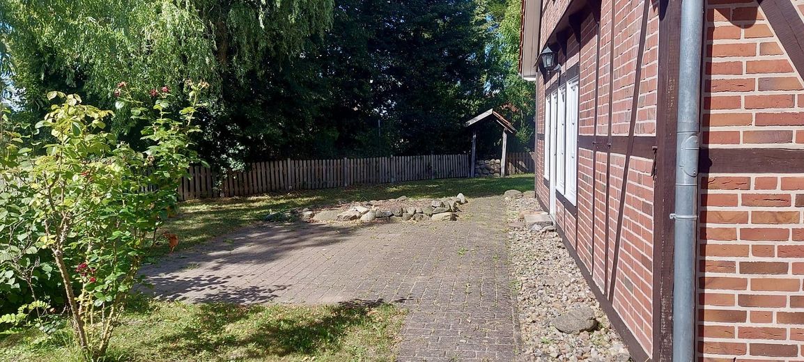 Geräumige Haushälfte auf dem Land – Terrasse