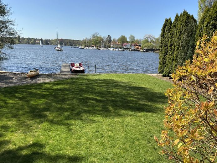 Waterfront property with bungalow and boat dock. – Photo 2