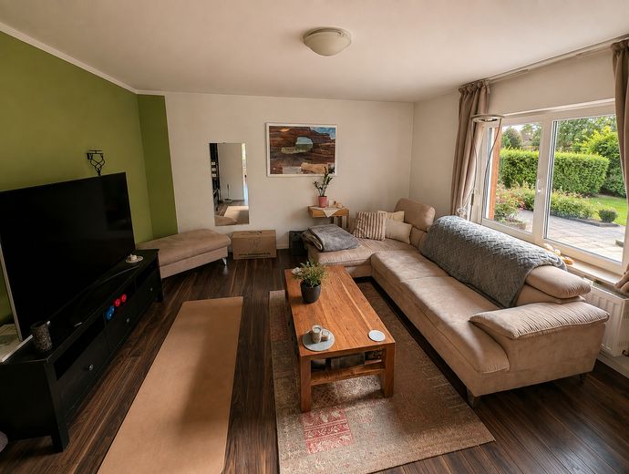 Casa bifamiliare centrale, ampio giardino consolidato, garage doppio, impianto fotovoltaico, senza provvigione – Wohnzimmer EG 