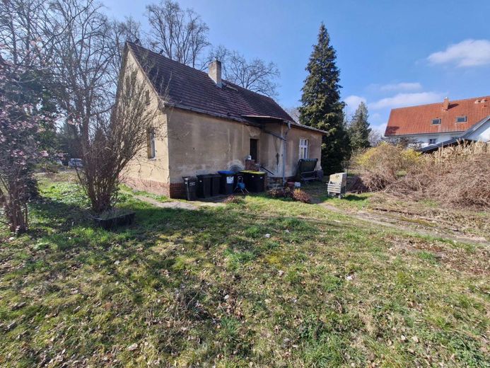 Wunderbares Grundstück mit Abrisshaus – Hausansicht vom Grundstück