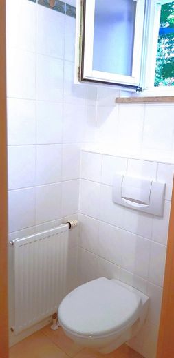 Beste Lage, Pilsensee, großes, gepflegtes Einfamilien-RMH, 141 m² Wfl., inkl. 2 Carports, Bj. 1998 – Gäste-WC