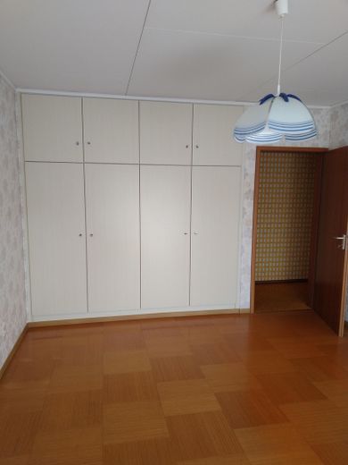 Vielseitig nutzbares Zweifamilienhaus mit unverbaubarer Aussicht – Einbauschränke im Schlafzimmer