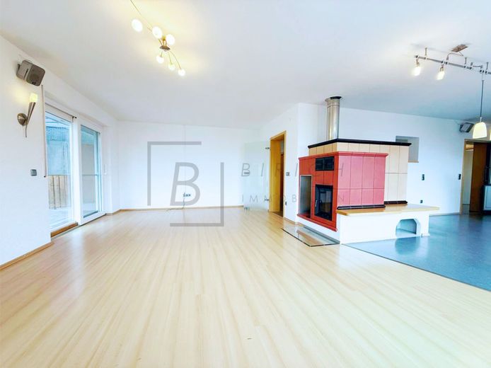 Massiv gebautes Wohnhaus mit Einliegerwohnung, Kamin und Waldrandlage – Innenaufnahmen
