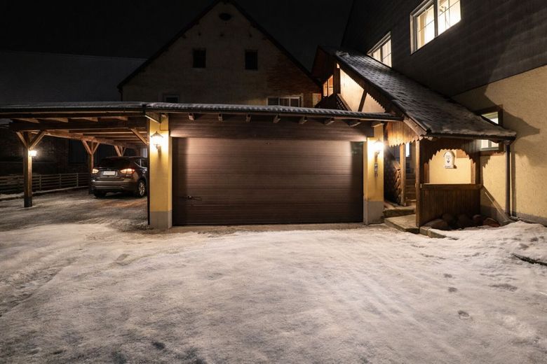 TOP-Kapitalanlage! mit 330 m² Wohnfläche, -8 EUR/m² realistisch &amp; 15,8 % Bruttomietrendite-Potenzial – Doppelgarage, Carport, Stellplatz! Platz für 4 Autos