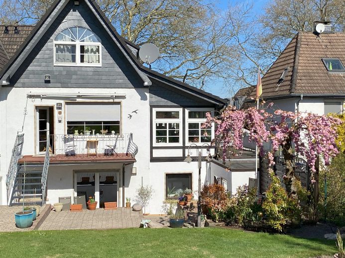 Gepflegtes Zweifamilienhaus in Essen-Kupferdreh – Blick auf Haus vom Garten