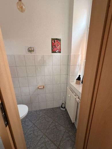 Attraktive 2-Raum-Wohnung im EG in Hirschberg/Saale – separate Toilette im Bad
