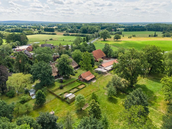 Exkl. Anwesen, Family-Office oder Pferdehof nur 64 km von Hamburg - max. bis 30 ha Eigenland möglich – Luftbild Exkl. Anwesen