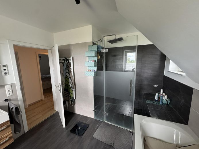 Modernes Einfamilienhaus mit hochwertiger Ausstattung und Smart-Home-System in Groß Wesenberg – Vollbad OG