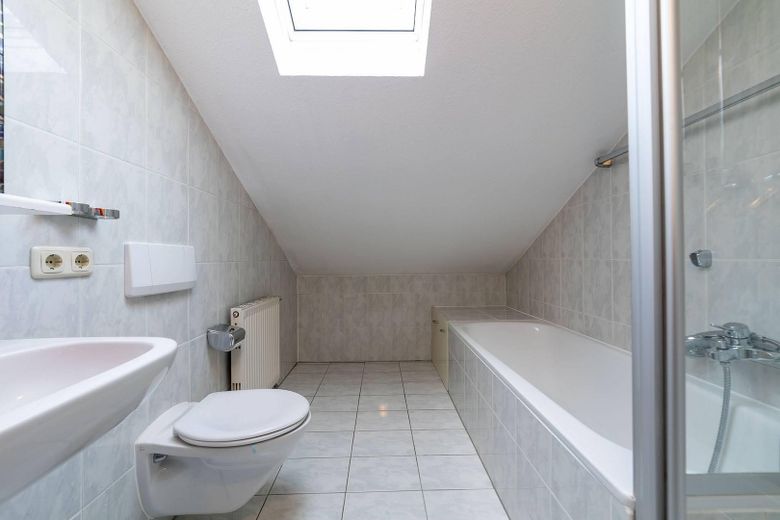 Provisionsfrei - 3 Zi. DG-Wohnung inkl. TG mit Wendelsteinblick - FREI – Badezimmer