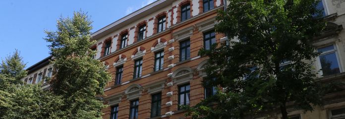Helle, großzügige 3-Zimmer-Wohnung mit Balkon, Aufzug und Hofstellplatz in Leipzig-Volkmarsdorf – Straßenfront