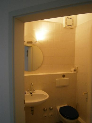 3 Apartments einzeln oder zusammen als Wohnung, TG, Stellplatz, dazu Garten mietbar – WC Mitte