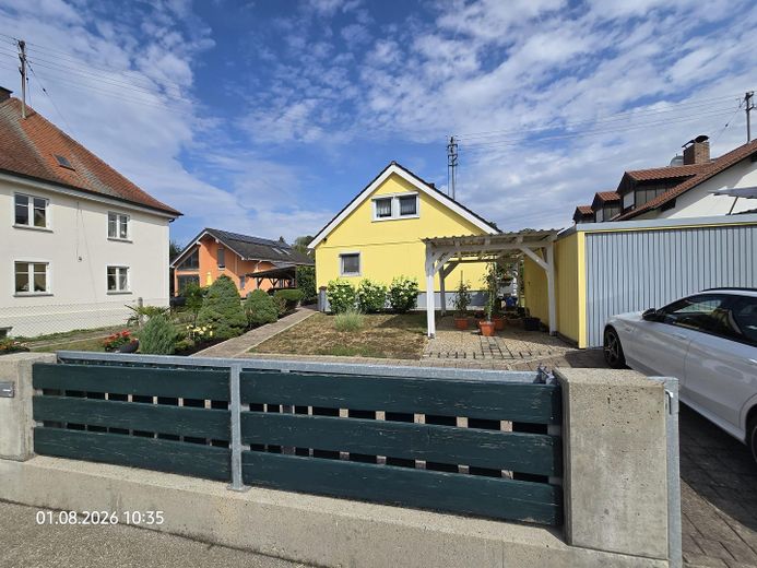 Casa unifamiliar bien cuidada con luminoso apartamento abuhardillado – Foto 1