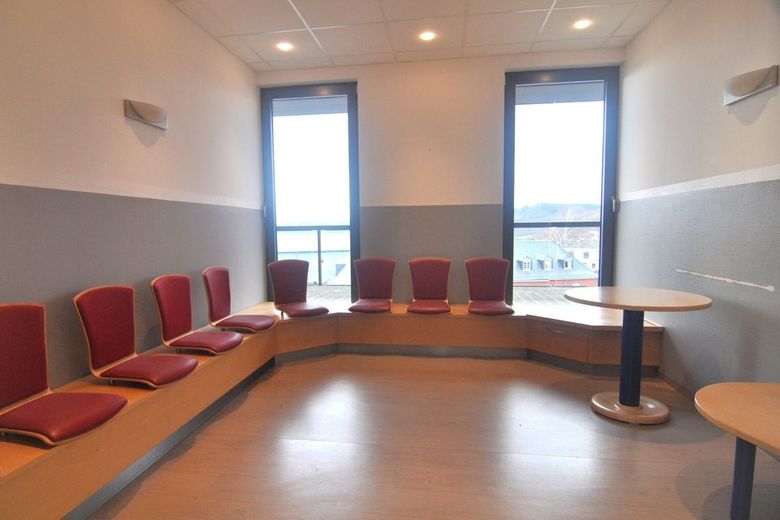 Praxis- oder Bürofläche mit Penthouse-Feeling im modernen Ärztehaus – Warteraum