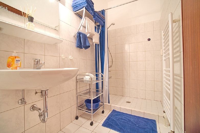 Kompletnie umeblowane mieszkanie z podłogą laminowaną, boczna uliczka w Rüttenscheid – 6194b225d0ccb2543956d98541ae314f10605e6c.jpg