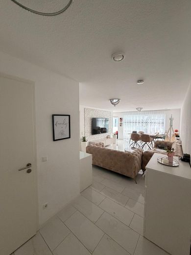 Zentrale 3,5-Zi.-EG-Wohnung,92m²,barrierefrei TG-provisionsfrei – Flur