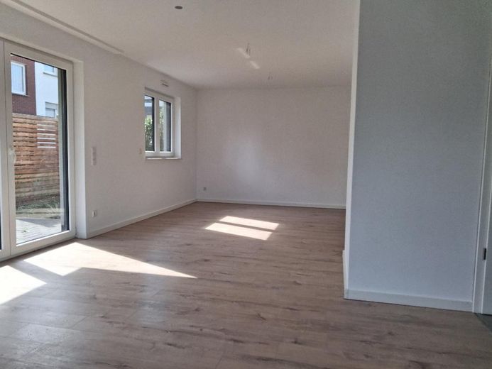 Moderne 3-Zimmer-Erdgeschosswohnung mit Terrasse und Carport in Bad Oeynhausen-Werste – Wohnzimmer/Küche