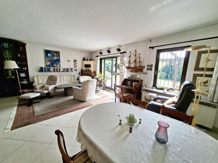 CITYHOUSE: Schöne, gepflegte Doppelhaushälfte, mit großem Garten, Kamin, Garage und Stellplatz – Wohnzimmer