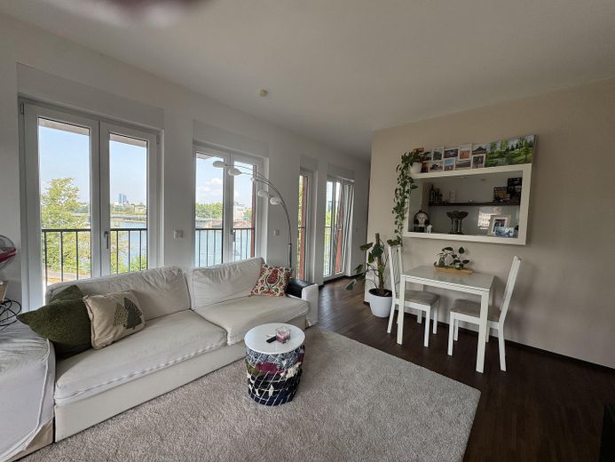 Wohnan auf dem Wasser - Exklusive 2-Zimmer Wohnung mit unverbaubaren Blick auf den Main – Wohn -und Essbereich