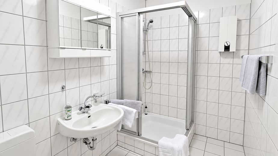 TOP 1R=34m², 2R= 7m², 3 R= 114m² umeblowane apartamenty, również do wynajmu krótkoterminowego – Badezimmer Appartement 2